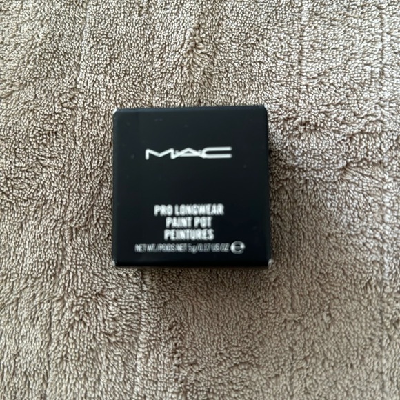 BNIB MAC PROLONGWEAR PAINT POT- BABE IN CHARMS - Picture 1 of 3